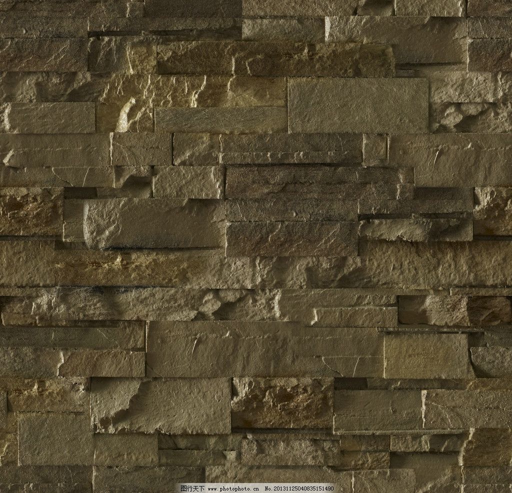 大叔用砖头垫着罗盘测量房屋之间好不好