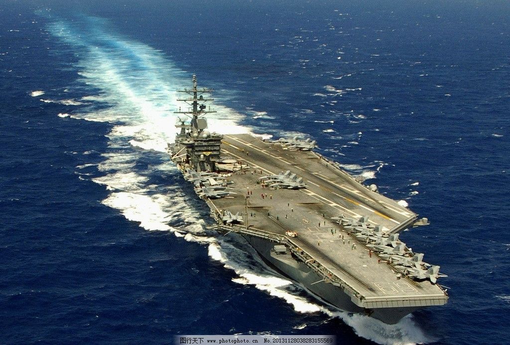 海上航行的小鹰号航母