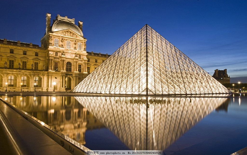 法国卢浮宫玻璃金字塔图片